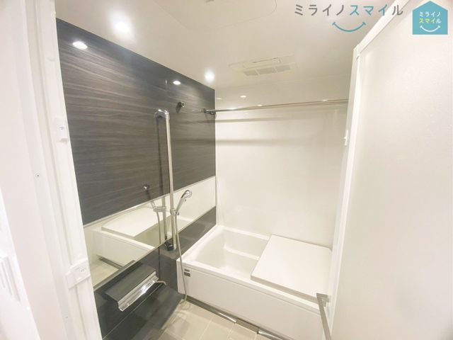 ゆったり足の延ばせる浴槽で一日の疲れを癒すバスタイムを実現!冬に嬉しい追い焚き機能付きでいつでも適温のお風呂に入れます♪