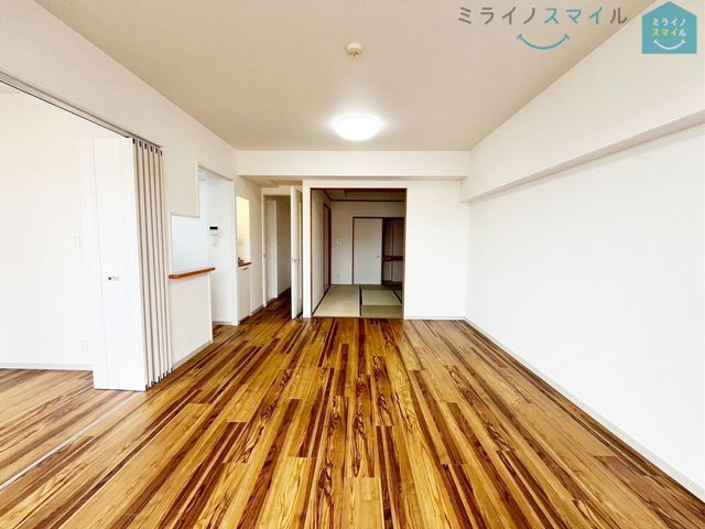 室内にいてもたっぷりの陽光と爽やかな風を感じていただける、開放感あふれるリビングです!ご家族と穏やかに過ごす、心地の良い時間が流れます♪