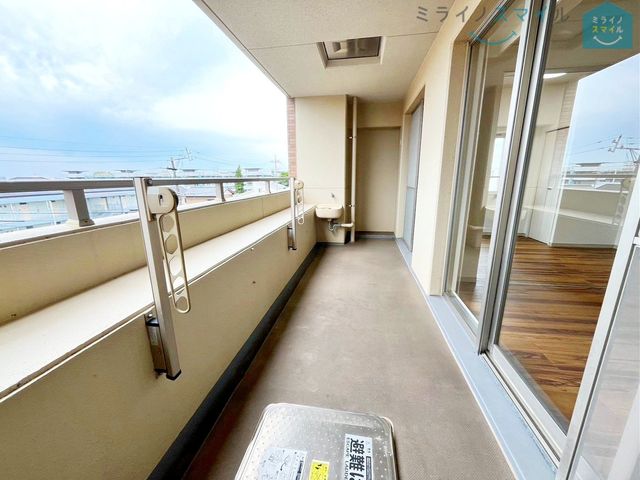南向きで陽当りの良いバルコニーは物干しセットを追加してたくさんのお洗濯物が干せるのが魅力です!