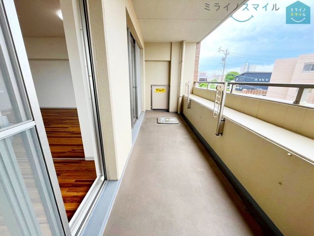日当たり良好でお洗濯物が良く乾くバルコニーです!!風通しも良く、窓を開ければ明るい日差しとさわやかな風が感じられますね♪
