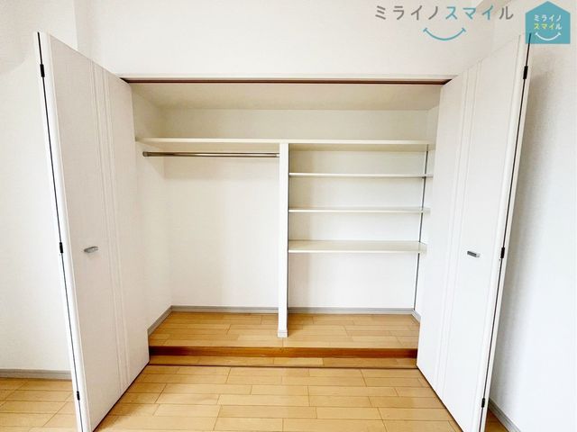 枕棚とハンガーパイプが標準装備の機能的なクローゼットは、大切なお洋服をきれいな状態で収納できます!また、収納ボックスなどを配置して使えば、多様な使い方が出来、収納の幅が広がります!