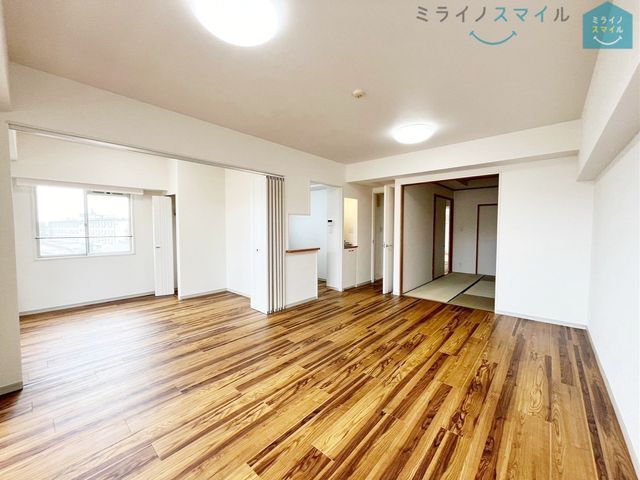 南面LDK+隣接和室、間仕切りを開放すれば計18.4帖のおもてなしスペースに!お友達を呼んでお食事会も開けます ♪