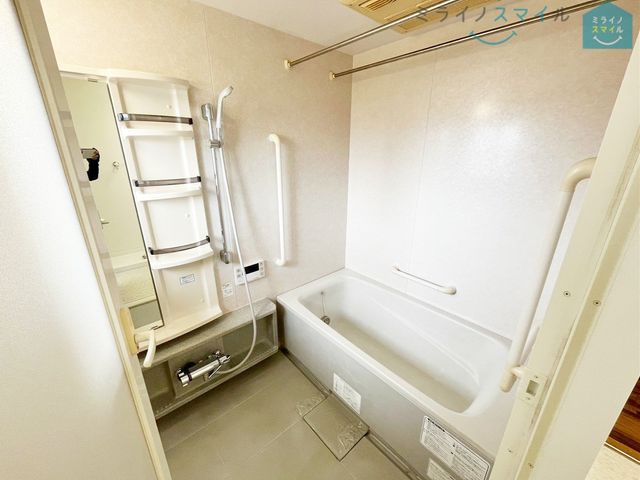 ゆったり足の延ばせる浴槽で一日の疲れを癒すバスタイムを実現!冬に嬉しい追い焚き機能付きでいつでも適温のお風呂に入れます♪