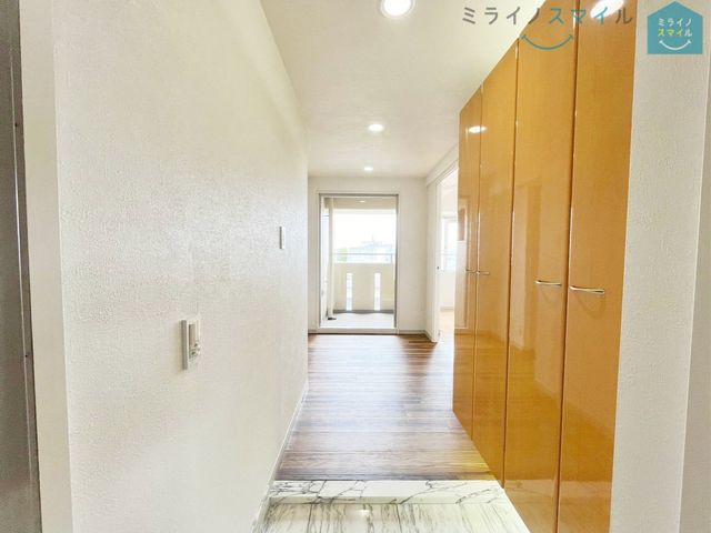 住まう人も来客も入った時にワクワクさせてくれるオシャレな玄関。収納もたっぷりあるので、靴がたくさんあっても安心!気持ちの良い朝は、毎日ここからスタートしていきます♪