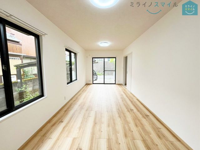 2面採光で10.5帖の洋室です!木の温もりがやさしいフローリングの落ち着くお部屋♪