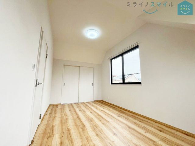 2面採光でお部屋も明るく、気持ち良く過ごすことができます♪風通しが良いので湿気が少なく、ハウスダストが心配な方にもおすすめです♪
