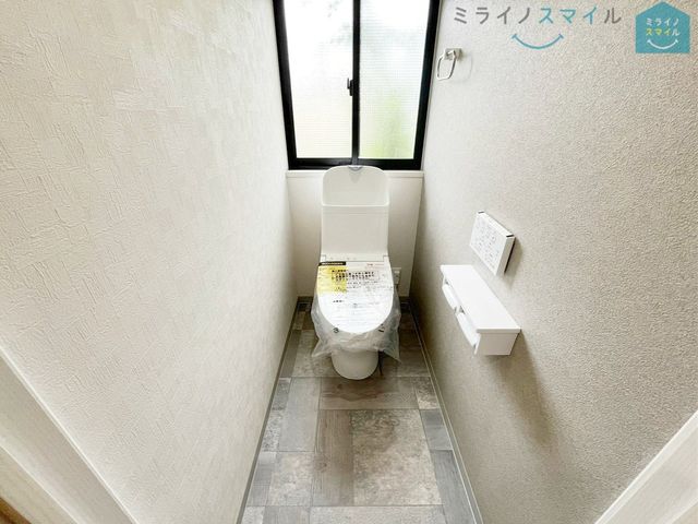 白を基調とした清潔感のあるシンプルで使いやすい高性能トイレです♪