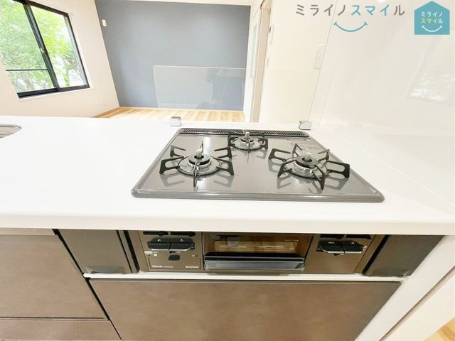 リビングで遊ぶ子供にも目が届きます♪安心感で選ぶなら対面キッチン!ご家族との会話も楽しみながらお料理をすることができます♪