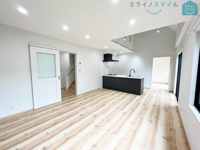 室内にいてもたっぷりの陽光と爽やかな風を感じていただける、開放感あふれるリビングです!ご家族と穏やかに過ごす、心地の良い時間が流れます♪