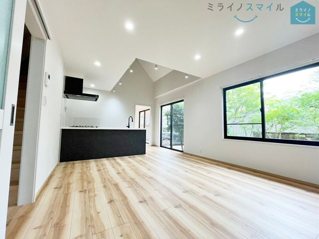リビング19.1帖、家族が自然に集まる広さ!大画面TVも余裕で配置できます♪インテリアプランの考察はかどるワイドなリビングです♪
