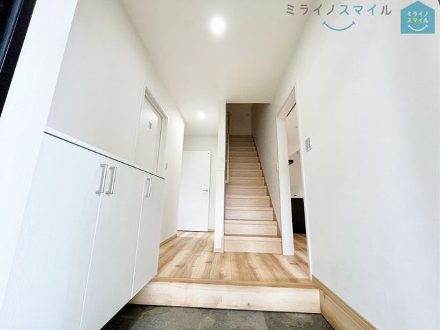 段差が低く足の上がりにくい方や小さなお子さまにも安心のシックな玄関です♪掃除のしやすい大きめタイルもGOOD!