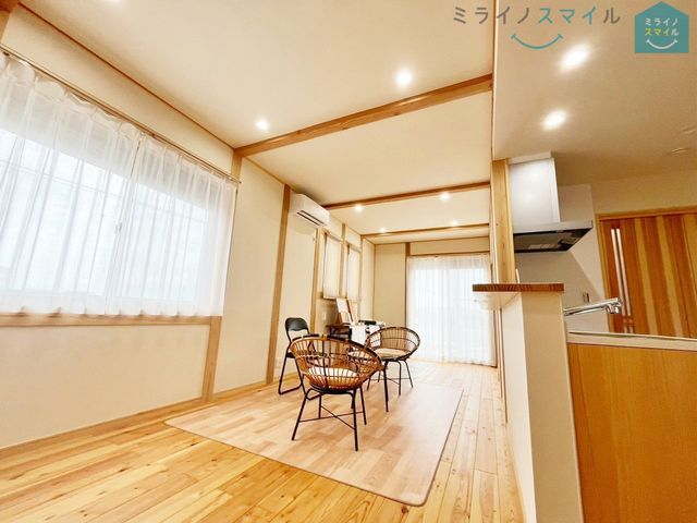 室内にいてもたっぷりの陽光と爽やかな風を感じていただける、開放感あふれるリビングです!ご家族と穏やかに過ごす、心地の良い時間が流れます♪