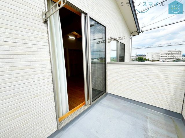 南向きで陽当りの良いバルコニーは物干しセットを追加してたくさんのお洗濯物が干せるのが魅力です!