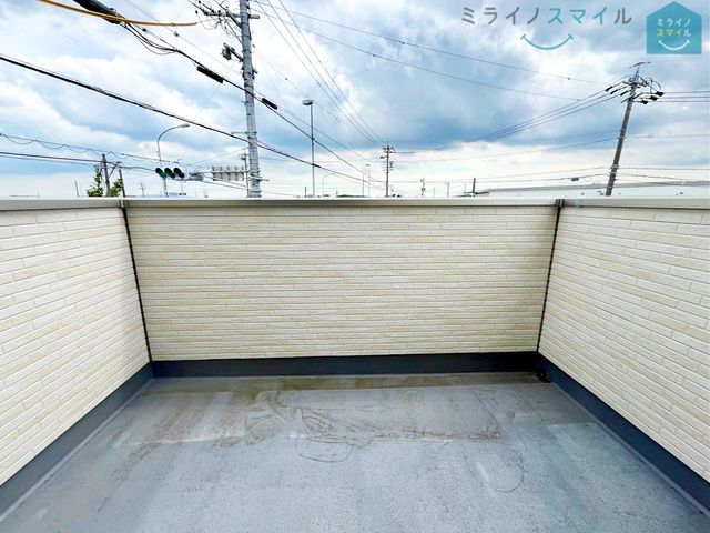 日当たり良好でお洗濯物が良く乾くバルコニーです!!風通しも良く、窓を開ければ明るい日差しとさわやかな風が感じられますね♪