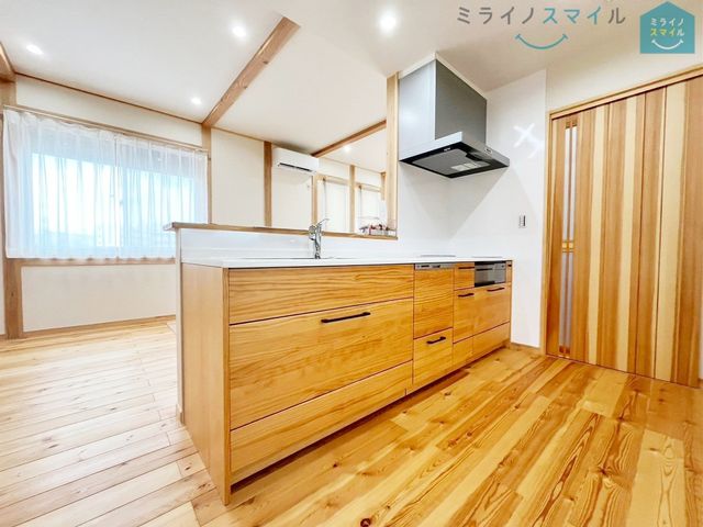 余裕のある広々キッチンはお子さんと一緒に並んでお料理ができる広さです♪毎日のお料理が楽しくなりそうです!