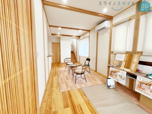 ナチュラルな木目質の床から木のぬくもりを感じられる広々とした18.5帖のリビングルームです♪