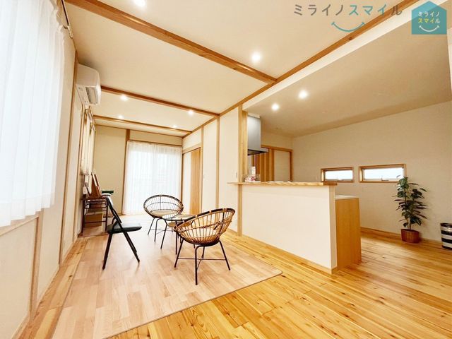 リビング18.5帖、家族が自然に集まる広さ!大画面TVも余裕で配置できます♪インテリアプランの考察はかどるワイドなリビングです♪