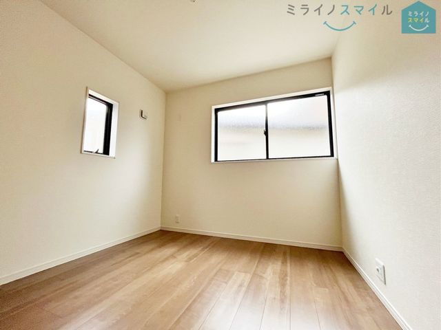 2面採光でお部屋も明るく、気持ち良く過ごすことができます♪風通しが良いので湿気が少なく、ハウスダストが心配な方にもおすすめです♪