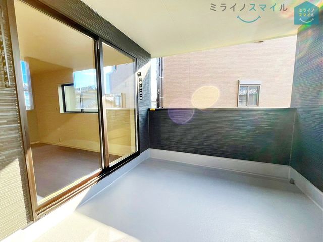 インナーバルコニーなので、洗濯物を干すだけでなくテーブルを置いて屋外スペースとしても使えます♪