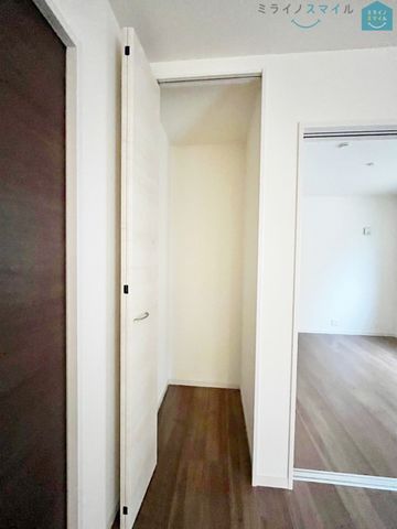リビング収納には、雑多なものをしまって隠すほかに、おしゃれに見せる役割もございます!お気にいりのオブジェや観葉植物などを置いて心が和む居心地の良いリビング作りにも◎