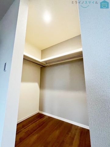 収納力が魅力のウォークインクローゼット付きです!お洋服をまとめておけるので、朝の服選びの時間の短縮にも◎広いスペースがあることで通気性を確保し、カビなども防止できます♪