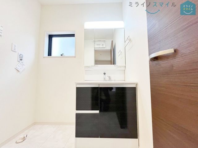 ゆとりの洗面スペースで朝の身支度も快適スムーズに。3面鏡で髪のセットやお化粧もストレスなくこなせ、朝から気分良く通勤通学に向かえますね!鏡の裏にはたっぷりと収納スペースを標準装備!