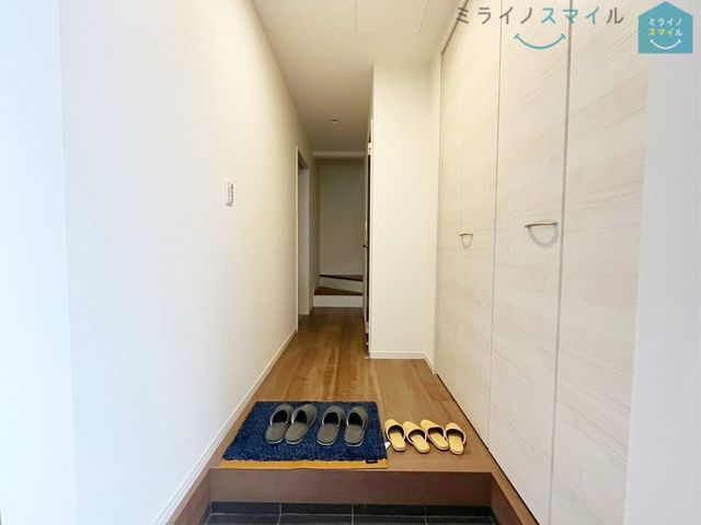 住まう人も来客も入った時にワクワクさせてくれるオシャレな玄関。収納もたっぷりあるので、靴がたくさんあっても安心!気持ちの良い朝は、毎日ここからスタートしていきます♪