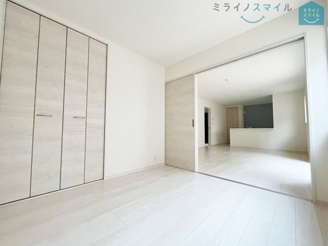 南面LDK+隣接洋室、間仕切りを開放すれば計20.25帖のおもてなしスペースに!お友達を呼んでお食事会も開けます ♪