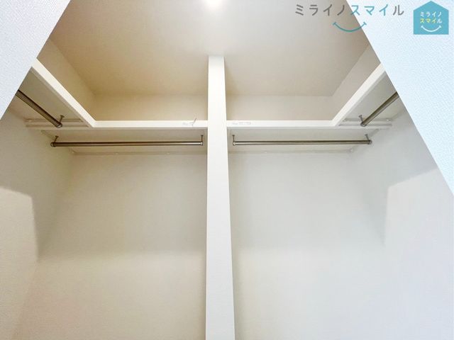 収納力が魅力のウォークインクローゼット付きです!お洋服をまとめておけるので、朝の服選びの時間の短縮にも◎広いスペースがあることで通気性を確保し、カビなども防止できます♪