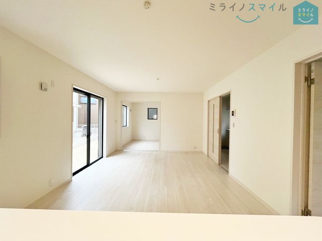 リビング15.75帖、家族が自然に集まる広さ!大画面TVも余裕で配置できます♪インテリアプランの考察はかどるワイドなリビングです♪