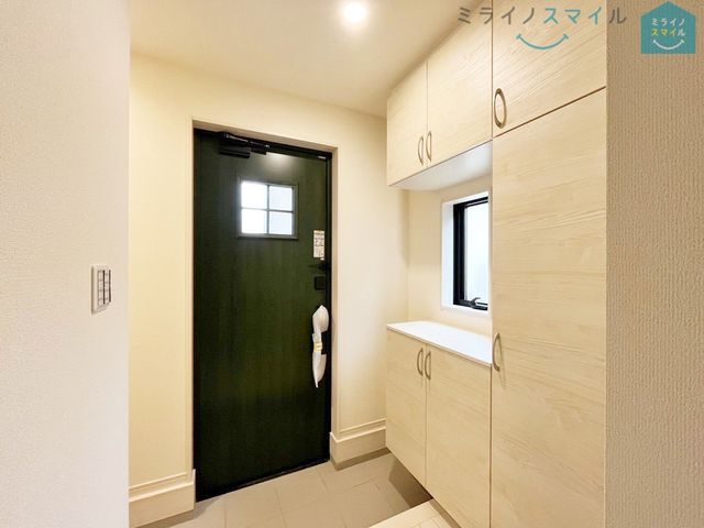 住まう人も来客も入った時にワクワクさせてくれるオシャレな玄関。収納もたっぷりあるので、靴がたくさんあっても安心!気持ちの良い朝は、毎日ここからスタートしていきます♪