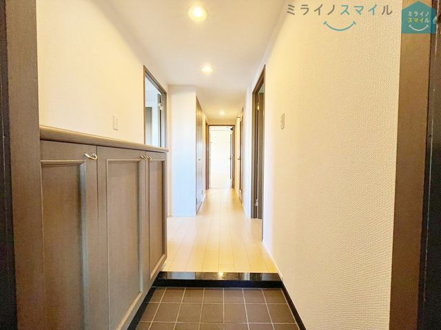 開放感のある広々スペースのお客様を招きやすい玄関です!玄関がいつも片づく大容量シューズボックス付きです♪