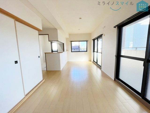 室内にいてもたっぷりの陽光と爽やかな風を感じていただける、開放感あふれるリビングです!ご家族と穏やかに過ごす、心地の良い時間が流れます♪