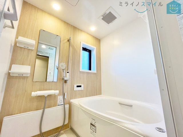 ゆったり足の延ばせる浴槽で一日の疲れを癒すバスタイムを実現!冬に嬉しい追い焚き機能付きでいつでも適温のお風呂に入れます♪