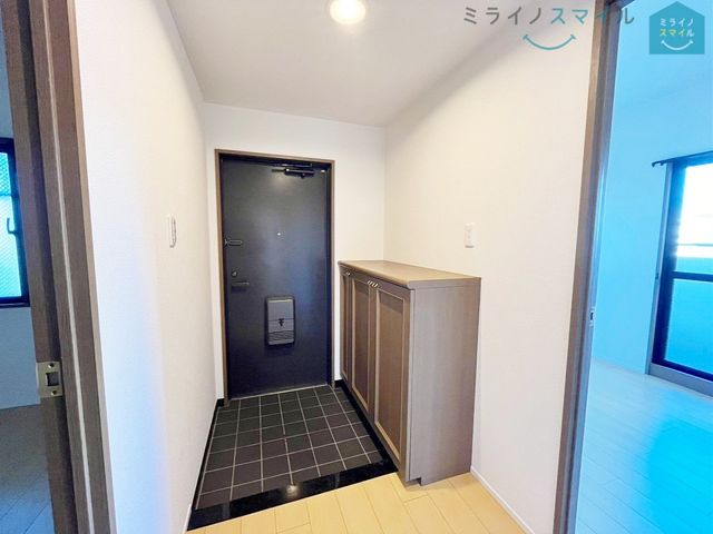 段差が低く足の上がりにくい方や小さなお子さまにも安心のシックな玄関です♪掃除のしやすい大きめタイルもGOOD!