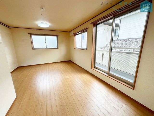 室内にいてもたっぷりの陽光と爽やかな風を感じていただける、開放感あふれるリビングです!ご家族と穏やかに過ごす、心地の良い時間が流れます♪