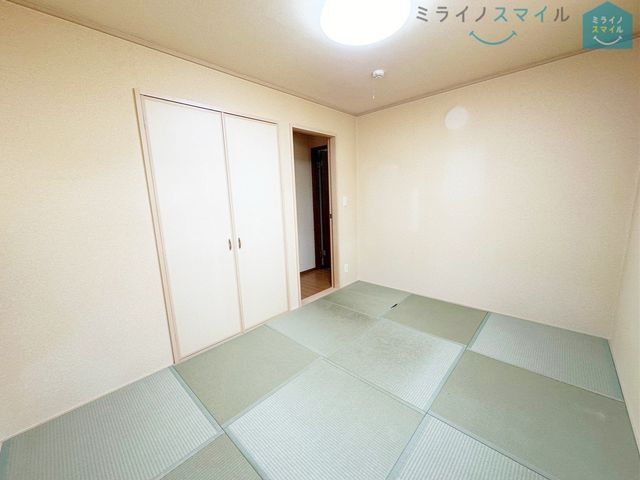 押入れ付きの6.0帖の和室です♪ゲストルームやお子様の遊び場など使い勝手が良く、1室は欲しい和室です♪