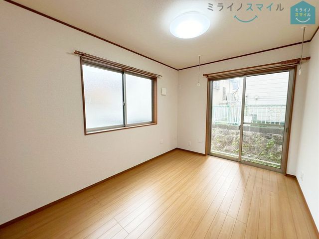 2面採光でお部屋も明るく、気持ち良く過ごすことができます♪風通しが良いので湿気が少なく、ハウスダストが心配な方にもおすすめです♪
