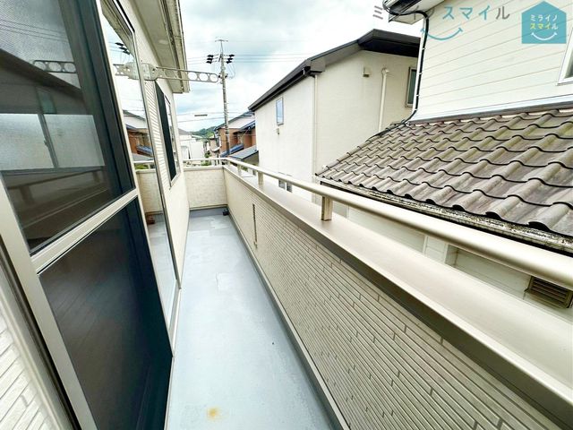南西向きで陽当りの良いバルコニーは物干しセットを追加してたくさんのお洗濯物が干せるのが魅力です!
