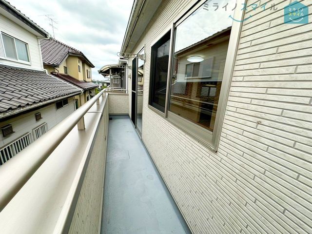 日当たり良好でお洗濯物が良く乾くバルコニーです!!風通しも良く、窓を開ければ明るい日差しとさわやかな風が感じられますね♪
