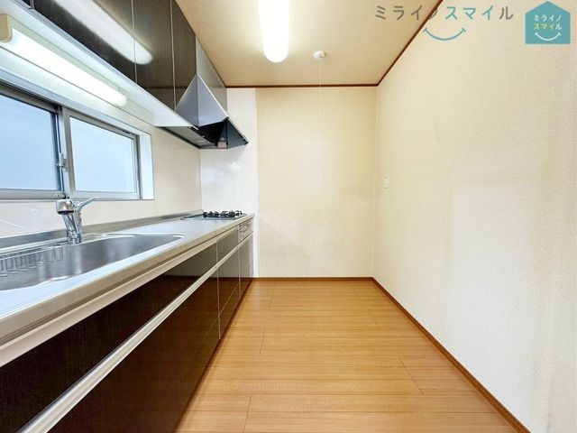 余裕のある広々キッチンはお子さんと一緒に並んでお料理ができる広さです♪毎日のお料理が楽しくなりそうです!