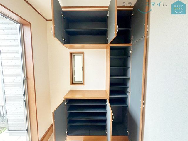 開放感のある広々スペースのお客様を招きやすい玄関です!玄関がいつも片づく大容量シューズボックス付きです♪