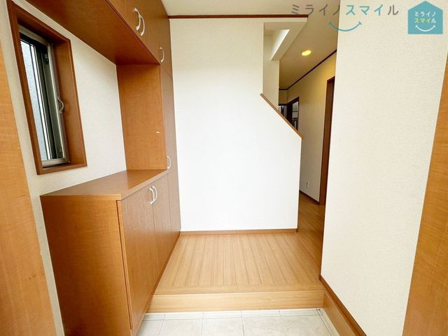 段差が低く足の上がりにくい方や小さなお子さまにも安心のシックな玄関です♪掃除のしやすい大きめタイルもGOOD!