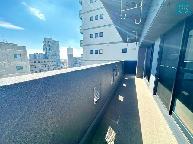 陽当りの良いバルコニーは物干しセットを追加してたくさんのお洗濯物が干せるのが魅力です!