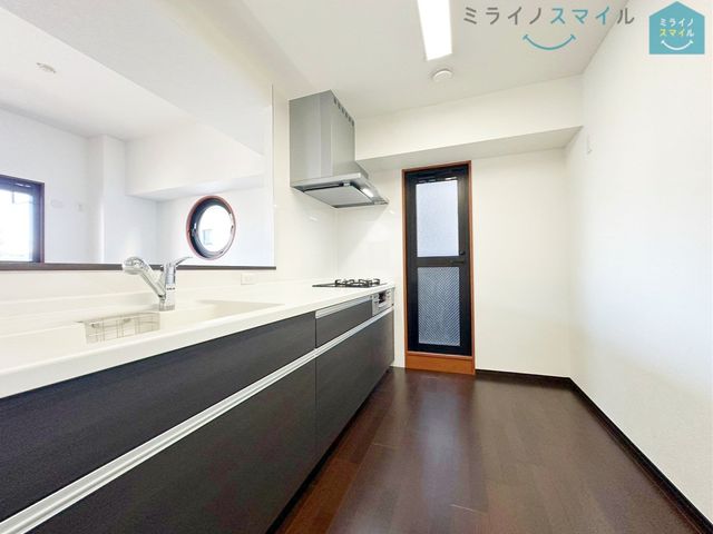 余裕のある広々キッチンはお子さんと一緒に並んでお料理ができる広さです♪毎日のお料理が楽しくなりそうです!