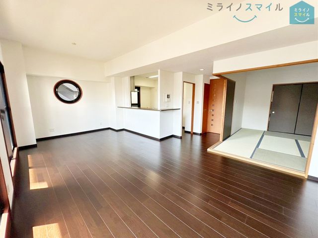 リビング15.3帖、家族が自然に集まる広さ!大画面TVも余裕で配置できます♪インテリアプランの考察はかどるワイドなリビングです♪