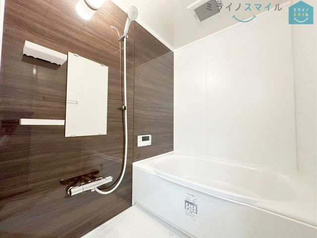 ゆったり足の延ばせる浴槽で一日の疲れを癒すバスタイムを実現!冬に嬉しい追い焚き機能付きでいつでも適温のお風呂に入れます♪
