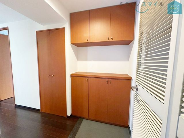 段差が低く足の上がりにくい方や小さなお子さまにも安心のシックな玄関です♪掃除のしやすい大きめタイルもGOOD!
