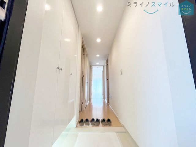 段差が低く足の上がりにくい方や小さなお子さまにも安心のシックな玄関です♪掃除のしやすい大きめタイルもGOOD!