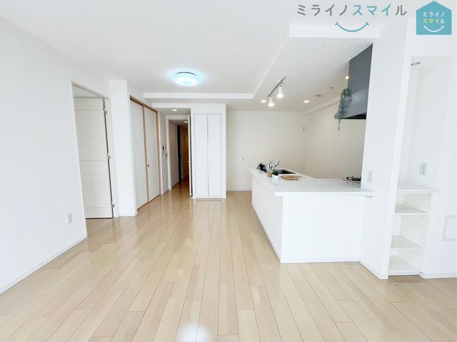 室内にいてもたっぷりの陽光と爽やかな風を感じていただける、開放感あふれるリビングです!ご家族と穏やかに過ごす、心地の良い時間が流れます♪